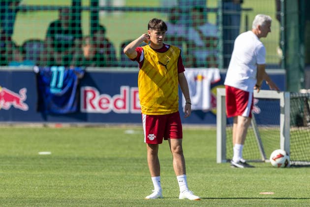GER, Leipzig, Fussball, oeffentliches Training RB Leipzig im Bild v.l.: Andrija Maksimovic (RB Leipzig 30), 11.08.2026, RB Leipzig Training Akademie Cottaweg Leipzig DFL DFB REGULATIONS PROHIBIT ANY USE OF PHOTOGRAPHS AS IMAGE SEQUENCES AND OR QUASI-VIDEO, *** GER, Leipzig, Soccer, RB Leipzig public training session—pictured from left: Andrija Maksimovic, RB Leipzig 30, November 8, 2026, RB Leipzig Training Academy, Cottaweg, Leipzig. DFL and DFB regulations prohibit any use of photographs as image sequences and or quasi-video, Copyright: HMBxMedia PaulxFritz
