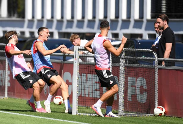 11.08.2026, xophax, Fussball 1.Bundesliga, 1.FC Koeln Training am Geissbockheim des 1.FC Köln. Platz 1. Said El Mala , links im Zweikampf mit Jan Thielmann , links . Rechts Geschäftsführer Thomas Kessler . Köln *** August 11, 2026, xophax, Soccer, Bundesliga 1, 1. FC Köln Training at the Geissbockheim, home of 1. FC Köln. No. 1 Said El Mala, on the left in a tackle with Jan Thielmann; on the right, Thomas Kessler, sporting director of 1. FC Köln.