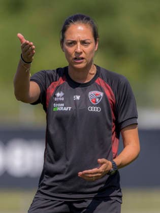 Ingolstadt, Deutschland 11. August 2026: 3. Liga - 2026 2027 - FC Ingolstadt 04 - Training Im Bild: Trainerin Sabrina Wittmann (FCI) gestikuliert auf dem Spielfeld. Trainingsgelände Audi Sportpark Bayern *** Ingolstadt, Germany, August 11, 2026; 3rd Division 2026–2027; FC Ingolstadt 04 Training; Pictured: FCI Coach Sabrina Wittmann gesturing on the field at the Audi Sportpark Bayern training facility Copyright: xFotostandx xSchäferx
