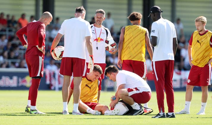 RB Leipzig Ð Training Bundesliga Leipzig, 11.08.2026, Red Bull Akademie, Fussball, 1.Bundesliga, RB Leipzig , Training , Im Bild: Maxime Esteve muss wegen einer Verletzung behndelt werden. , Nur zur redaktionellen Nutzung. Only editorial use. , *** RB Leipzig – Training, Bundesliga, Leipzig, August 11, 2026, Red Bull Academy, Soccer, Bundesliga 1, RB Leipzig, Training, Pictured: Maxime Esteve is receiving treatment for an injury, For editorial use only, Picture Point