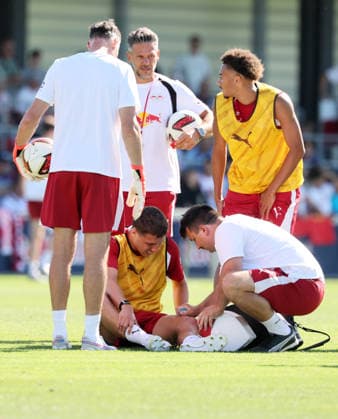RB Leipzig Ð Training Bundesliga Leipzig, 11.08.2026, Red Bull Akademie, Fussball, 1.Bundesliga, RB Leipzig , Training , Im Bild: Maxime Esteve muss wegen einer Verletzung behndelt werden. , Nur zur redaktionellen Nutzung. Only editorial use. , *** RB Leipzig – Training, Bundesliga, Leipzig, August 11, 2026, Red Bull Academy, Soccer, Bundesliga 1, RB Leipzig, Training, Pictured: Maxime Esteve is receiving treatment for an injury, For editorial use only, Picture Point