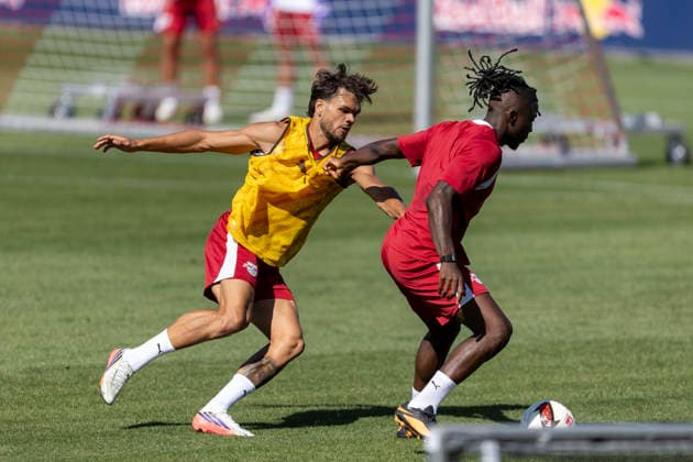 GER, Leipzig, Fussball, oeffentliches Training RB Leipzig im Bild v.l.: Max Finkgraefe (RB Leipzig 35), Johan Bakayoko (RB Leipzig 11), Zweikampf 11.08.2026, RB Leipzig Training Akademie Cottaweg Leipzig DFL DFB REGULATIONS PROHIBIT ANY USE OF PHOTOGRAPHS AS IMAGE SEQUENCES AND OR QUASI-VIDEO, *** GER, Leipzig, Soccer, RB Leipzig public training session—pictured from left: Max Finkgraefe (RB Leipzig 35), Johan Bakayoko (RB Leipzig 11), tackle on August 11, 2026, RB Leipzig Training Academy, Cottaweg, Leipzig; DFL and DFB regulations prohibit any use of photographs as image sequences and or quasi-video, Copyright: HMBxMedia PaulxFritz