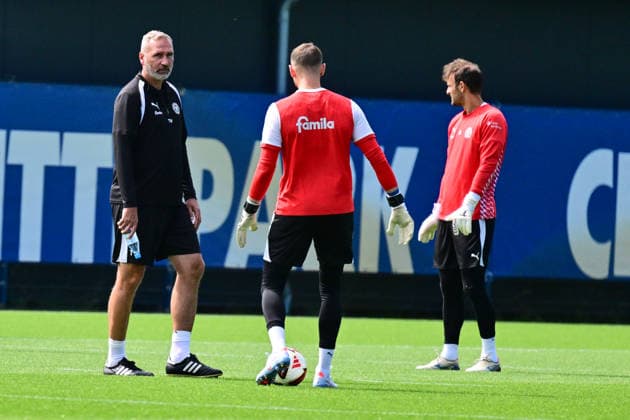 11.08.2026, Fußball, Herren, 2.BL, Saison 2026 2027, Training Holstein Kiel Trainer Tim Walter bei den Torhütern Timon Weiner und Marcel Engelhardt (re.) Kiel, Projensdorf Projensdorf, Trainigsplatz Schleswig-Holstein Deutschland *** August 11, 2026, Soccer, Men s, 2nd Division, 2026–2027 Season, Holstein Kiel Coach Tim Walter with goalkeepers Timon Weiner and Marcel Engelhardt in Kiel, Projensdorf, Projensdorf, Training Ground, Schleswig-Holstein, Germany