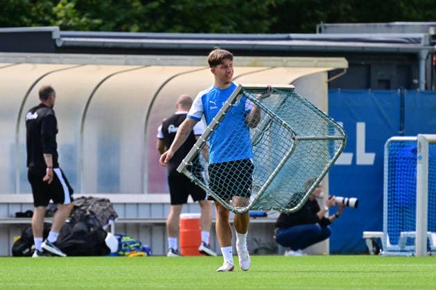 11.08.2026, Fußball, Herren, 2.BL, Saison 2026 2027, Training Holstein Kiel Moritz Reimers trägt ein Minitor Kiel, Projensdorf Projensdorf, Trainigsplatz Schleswig-Holstein Deutschland *** August 11, 2026, Soccer, Men s, 2nd Division, 2026–2027 Season, Holstein Kiel Training: Moritz Reimers Wears a Minitor Kiel, Projensdorf, Projensdorf, Training Field, Schleswig-Holstein, Germany