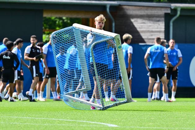 11.08.2026, Fußball, Herren, 2.BL, Saison 2026 2027, Training Holstein Kiel Till Wiese trägt ein Minitor Kiel, Projensdorf Projensdorf, Trainigsplatz Schleswig-Holstein Deutschland *** August 11, 2026, Soccer, Men s, 2nd Division, 2026–2027 Season, Holstein Kiel Training: Till Wiese Wears a Minitor Kiel, Projensdorf, Projensdorf, Training Field, Schleswig-Holstein, Germany