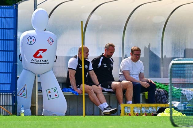 11.08.2026, Fußball, Herren, 2.BL, Saison 2026 2027, Training Holstein Kiel Geschäftsführer Olaf Rebbe (re.) Kiel, Projensdorf Projensdorf, Trainigsplatz Schleswig-Holstein Deutschland *** August 11, 2026, Soccer, Men s, 2nd Division, 2026–2027 Season, Training: Holstein Kiel Sports Director Olaf Rebbe in Kiel, Projensdorf, Projensdorf, Training Ground, Schleswig-Holstein, Germany