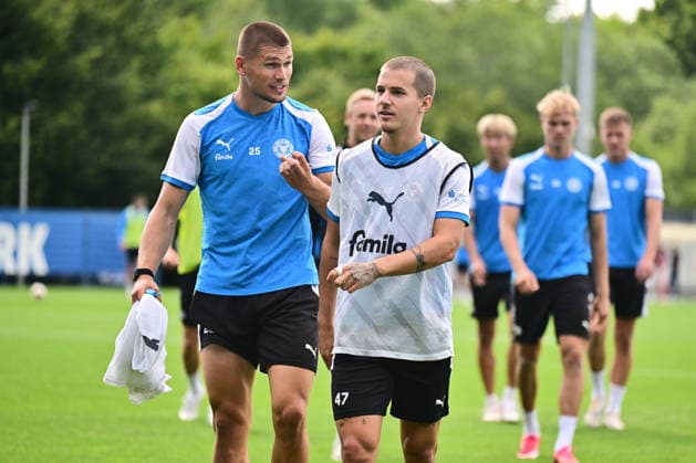 11.08.2026, Fußball, Herren, 2.BL, Saison 2026 2027, Training Holstein Kiel Markus Müller im Gespräch mit John Tolkin (re.) Kiel, Projensdorf Projensdorf, Trainigsplatz Schleswig-Holstein Deutschland *** August 11, 2026, Soccer, Men s, 2nd Division, 2026–2027 Season, Holstein Kiel Training: Markus Müller in conversation with John Tolkin in Kiel, Projensdorf, Projensdorf, Training Ground, Schleswig-Holstein, Germany