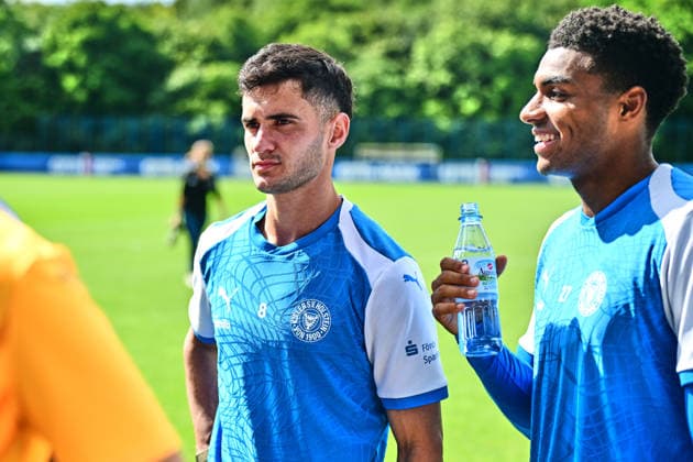 11.08.2026, Fußball, Herren, 2.BL, Saison 2026 2027, Training Holstein Kiel Guillermo Balzi, Portrait mit Ikem Ugoh (re.) Kiel, Projensdorf Projensdorf, Trainigsplatz Schleswig-Holstein Deutschland *** August 11, 2026, Soccer, Men s, 2nd Division, 2026–2027 Season, Holstein Kiel Training: Guillermo Balzi, Portrait with Ikem Ugoh in Kiel, Projensdorf, Projensdorf, Training Ground, Schleswig-Holstein, Germany