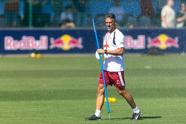 GER, Leipzig, Fussball, oeffentliches Training RB Leipzig im Bild v.l.: Martin Demichelis (Cheftrainer RB Leipzig), mit Stange in der Hand, baut Uebungsform auf 11.08.2026, RB Leipzig Training Akademie Cottaweg Leipzig DFL DFB REGULATIONS PROHIBIT ANY USE OF PHOTOGRAPHS AS IMAGE SEQUENCES AND OR QUASI-VIDEO, *** GER, Leipzig, Soccer, RB Leipzig public training session: Pictured from left, Martin Demichelis, head coach of RB Leipzig, holding a pole, sets up a training drill. August 11, 2026, RB Leipzig Training Academy, Cottaweg, Leipzig. DFL and DFB regulations prohibit any use of photographs as image sequences and or quasi-video, Copyright: HMBxMedia PaulxFritz