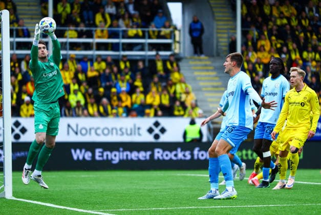 Fotball, Champions League 2025 2026: Bodo Glimt - Union Saint-Gilloise Bodo 20260811. Vic Chambaere redder ballen under kvalifiseringskampen til Champions League mellom Bodo Glimt og Union Saint-Gilloise pa Aspmyra stadion. Foto: Mats Torbergsen NTB Bodo Norge EDITORIAL USE ONLY. RESTRICTED USE FOR BETTING COMPANIES Ref:_SPOYONoJVuLKec.jpg *** Soccer, Champions League 2025 2026 Bodo Glimt Union Saint Gilloise Bodo 20260811 Vic Chambaere saves the ball during the Champions League qualifying match between Bodo Glimt and Union Saint Gilloise at Aspmyra Stadium Photo: Mats Torbergsen, NTB Bodo Norway EDITORIAL USE ONLY RESTRICTED USE FOR BETTING COMPANIES  Copyright: xMatsxTorbergsenx xNTBx