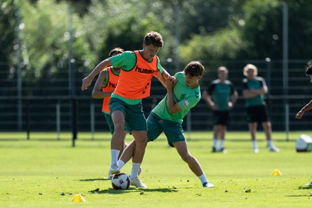 11.08.2026, GER Deutschland, Fussball, Saison 2026 2027, Trainingslager Werder Bremen, Tag 2. des Trainingslagers von SV Werder Bremen in Harsewinkel-Marienfeld, 2. Trainingseinheit des Tages Jens Stage (SV Werder Bremen, 6) im Zweikampf mit Luca Höcker Hoecker (SV Werder Bremen, 35) Harsewinkel-Marienfeld Hotel-Residence Klosterpforte Nordrhein-Westfalen (NRW) Deutschland *** August 11, 2026, GER Germany, Soccer, 2026–2027 Season, Werder Bremen Training Camp, Day 2 of SV Werder Bremen’s training camp in Harsewinkel Marienfeld, 2nd training session of the day: Jens Stage (SV Werder Bremen), No. 6 in a one-on-one with Luca Höcker (SV Werder Bremen), No. 35; Harsewinkel Marienfeld Hotel Residence Klosterpforte, North Rhine-Westphalia (NRW), Germany Copyright: xnordphotoxGmbHx xChristianxSchulzex