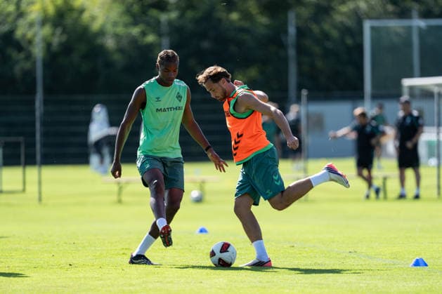 11.08.2026, GER Deutschland, Fussball, Saison 2026 2027, Trainingslager Werder Bremen, Tag 2. des Trainingslagers von SV Werder Bremen in Harsewinkel-Marienfeld, 2. Trainingseinheit des Tages Zweikampf zwischen Olivier Deman (SV Werder Bremen, 2) und Skelly Alvero (SV Werder Bremen, 28) Harsewinkel-Marienfeld Hotel-Residence Klosterpforte Nordrhein-Westfalen (NRW) Deutschland *** August 11, 2026, GER Germany, Soccer, 2026–2027 Season, Werder Bremen Training Camp, Day 2 of SV Werder Bremen’s training camp in Harsewinkel Marienfeld, 2nd training session of the day: A tackle between Olivier Deman (SV Werder Bremen, No. 2) and Skelly Alvero (SV Werder Bremen, No. 28) in Harsewinkel-Marienfeld at the Hotel Residence Klosterpforte, North Rhine-Westphalia (NRW), Germany Copyright: xnordphotoxGmbHx xChristianxSchulzex