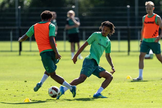 11.08.2026, GER Deutschland, Fussball, Saison 2026 2027, Trainingslager Werder Bremen, Tag 2. des Trainingslagers von SV Werder Bremen in Harsewinkel-Marienfeld, 2. Trainingseinheit des Tages Kenny Queta (SV Werder Bremen, 19) im Zweikampf Harsewinkel-Marienfeld Hotel-Residence Klosterpforte Nordrhein-Westfalen (NRW) Deutschland *** August 11, 2026, GER Germany, Soccer, 2026–2027 Season, Werder Bremen Training Camp, Day 2 of SV Werder Bremen’s training camp in Harsewinkel Marienfeld, 2nd training session of the day: Kenny Queta (SV Werder Bremen), age 19, in a tackle; Harsewinkel Marienfeld Hotel Residence Klosterpforte, North Rhine-Westphalia (NRW), Germany Copyright: xnordphotoxGmbHx xChristianxSchulzex