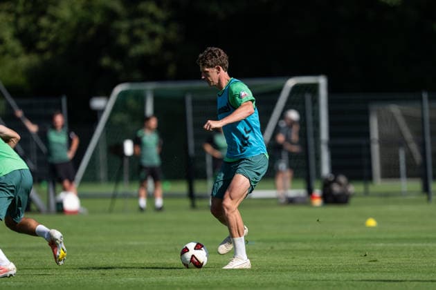 11.08.2026, GER Deutschland, Fussball, Saison 2026 2027, Trainingslager Werder Bremen, Tag 2. des Trainingslagers von SV Werder Bremen in Harsewinkel-Marienfeld, 2. Trainingseinheit des Tages Jens Stage (SV Werder Bremen, 6) Einzelaktion; Ganzkörper Ganzkoerper ; Ball am Fuss; Harsewinkel-Marienfeld Hotel-Residence Klosterpforte Nordrhein-Westfalen (NRW) Deutschland *** August 11, 2026, GER Germany, Soccer, 2026–2027 Season, Werder Bremen Training Camp, Day 2 of SV Werder Bremen’s training camp in Harsewinkel Marienfeld, 2nd training session of the day: Jens Stage, SV Werder Bremen, 6 individual drills—full-body, ball at the feet—Harsewinkel Marienfeld, Hotel Residence Klosterpforte, North Rhine-Westphalia (NRW), Germany Copyright: xnordphotoxGmbHx xChristianxSchulzex
