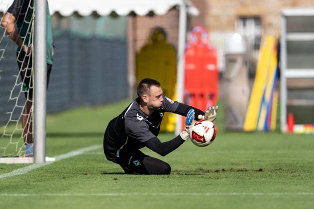 11.08.2026, GER Deutschland, Fussball, Saison 2026 2027, Trainingslager Werder Bremen, Tag 2. des Trainingslagers von SV Werder Bremen in Harsewinkel-Marienfeld, 2. Trainingseinheit des Tages Karl Hein (SV Werder Bremen, 1) hält den Ball, Harsewinkel-Marienfeld Hotel-Residence Klosterpforte Nordrhein-Westfalen (NRW) Deutschland *** August 11, 2026, GER Germany, Soccer, 2026–2027 Season, Werder Bremen Training Camp, Day 2 of SV Werder Bremen’s training camp in Harsewinkel Marienfeld, 2nd training session of the day: Karl Hein of SV Werder Bremen, 1, holding the ball, Harsewinkel Marienfeld Hotel Residence Klosterpforte, North Rhine-Westphalia (NRW), Germany Copyright: xnordphotoxGmbHx xChristianxSchulzex