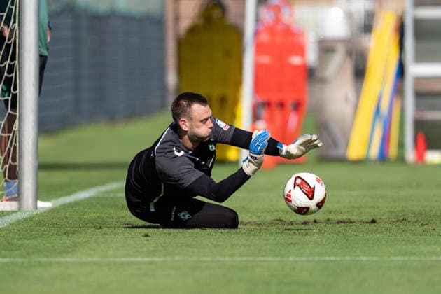 11.08.2026, GER Deutschland, Fussball, Saison 2026 2027, Trainingslager Werder Bremen, Tag 2. des Trainingslagers von SV Werder Bremen in Harsewinkel-Marienfeld, 2. Trainingseinheit des Tages Karl Hein (SV Werder Bremen, 1) hält den Ball, Harsewinkel-Marienfeld Hotel-Residence Klosterpforte Nordrhein-Westfalen (NRW) Deutschland *** August 11, 2026, GER Germany, Soccer, 2026–2027 Season, Werder Bremen Training Camp, Day 2 of SV Werder Bremen’s training camp in Harsewinkel Marienfeld, 2nd training session of the day: Karl Hein of SV Werder Bremen, 1, holding the ball, Harsewinkel Marienfeld Hotel Residence Klosterpforte, North Rhine-Westphalia (NRW), Germany Copyright: xnordphotoxGmbHx xChristianxSchulzex