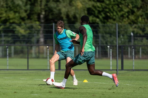 11.08.2026, GER Deutschland, Fussball, Saison 2026 2027, Trainingslager Werder Bremen, Tag 2. des Trainingslagers von SV Werder Bremen in Harsewinkel-Marienfeld, 2. Trainingseinheit des Tages Zweikampf zwischen Jens Stage (SV Werder Bremen, 6) und Karim Coulibaly (SV Werder Bremen, 31) Harsewinkel-Marienfeld Hotel-Residence Klosterpforte Nordrhein-Westfalen (NRW) Deutschland *** August 11, 2026, GER Germany, Soccer, 2026–2027 Season, Werder Bremen Training Camp, Day 2 of SV Werder Bremen’s training camp in Harsewinkel Marienfeld, 2nd training session of the day: a tackle between Jens Stage (SV Werder Bremen, 6) and Karim Coulibaly (SV Werder Bremen, 31) in Harsewinkel-Marienfeld at the Hotel Residence Klosterpforte, North Rhine-Westphalia (NRW), Germany Copyright: xnordphotoxGmbHx xChristianxSchulzex