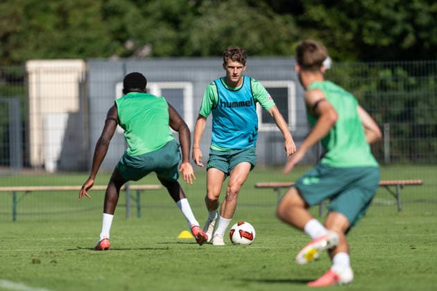 11.08.2026, GER Deutschland, Fussball, Saison 2026 2027, Trainingslager Werder Bremen, Tag 2. des Trainingslagers von SV Werder Bremen in Harsewinkel-Marienfeld, 2. Trainingseinheit des Tages Zweikampf zwischen Jens Stage (SV Werder Bremen, 6) und Karim Coulibaly (SV Werder Bremen, 31) Harsewinkel-Marienfeld Hotel-Residence Klosterpforte Nordrhein-Westfalen (NRW) Deutschland *** August 11, 2026, GER Germany, Soccer, 2026–2027 Season, Werder Bremen Training Camp, Day 2 of SV Werder Bremen’s training camp in Harsewinkel Marienfeld, 2nd training session of the day: a tackle between Jens Stage (SV Werder Bremen, 6) and Karim Coulibaly (SV Werder Bremen, 31) in Harsewinkel-Marienfeld at the Hotel Residence Klosterpforte, North Rhine-Westphalia (NRW), Germany Copyright: xnordphotoxGmbHx xChristianxSchulzex