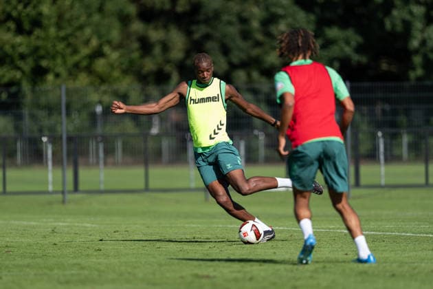 11.08.2026, GER Deutschland, Fussball, Saison 2026 2027, Trainingslager Werder Bremen, Tag 2. des Trainingslagers von SV Werder Bremen in Harsewinkel-Marienfeld, 2. Trainingseinheit des Tages Skelly Alvero (SV Werder Bremen, 28) Einzelaktion; Ganzkörper Ganzkoerper ; Ball am Fuss; Harsewinkel-Marienfeld Hotel-Residence Klosterpforte Nordrhein-Westfalen (NRW) Deutschland *** August 11, 2026, GER Germany, Soccer, 2026–2027 Season, Werder Bremen Training Camp, Day 2 of SV Werder Bremen’s training camp in Harsewinkel Marienfeld, 2nd training session of the day: Skelly Alvero, SV Werder Bremen; 28 individual drills, full-body, ball at his feet, Harsewinkel Marienfeld, Hotel Residence Klosterpforte, North Rhine-Westphalia (NRW), Germany Copyright: xnordphotoxGmbHx xChristianxSchulzex