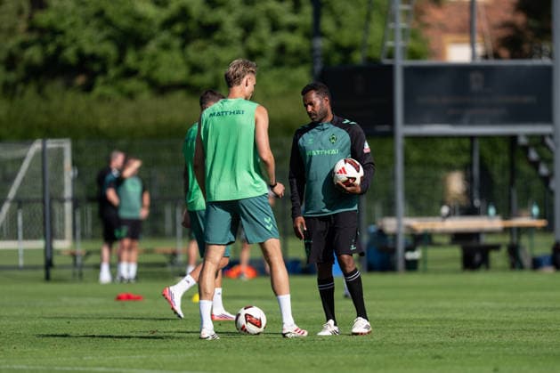 11.08.2026, GER Deutschland, Fussball, Saison 2026 2027, Trainingslager Werder Bremen, Tag 2. des Trainingslagers von SV Werder Bremen in Harsewinkel-Marienfeld, 2. Trainingseinheit des Tages Daniel Thioune (Chef-Trainer, SV Werder Bremen) erklärt, redet mit Amos Pieper (SV Werder Bremen, 5) Harsewinkel-Marienfeld Hotel-Residence Klosterpforte Nordrhein-Westfalen (NRW) Deutschland *** August 11, 2026, GER Germany, Soccer, 2026–2027 Season, Werder Bremen Training Camp, Day 2 of SV Werder Bremen’s training camp in Harsewinkel Marienfeld, 2nd training session of the day: Daniel Thioune, head coach of SV Werder Bremen, explains and talks with Amos Pieper of SV Werder Bremen; 5 Harsewinkel Marienfeld, Hotel Residence Klosterpforte, North Rhine-Westphalia (NRW), Germany Copyright: xnordphotoxGmbHx xChristianxSchulzex