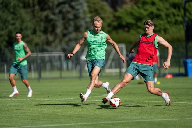 11.08.2026, GER Deutschland, Fussball, Saison 2026 2027, Trainingslager Werder Bremen, Tag 2. des Trainingslagers von SV Werder Bremen in Harsewinkel-Marienfeld, 2. Trainingseinheit des Tages Zweikampf zwischen Cedric Itten (SV Werder Bremen, 26) und Amos Pieper (SV Werder Bremen, 5) Harsewinkel-Marienfeld Hotel-Residence Klosterpforte Nordrhein-Westfalen (NRW) Deutschland *** August 11, 2026, GER Germany, Soccer, 2026–2027 Season, Werder Bremen Training Camp, Day 2 of SV Werder Bremen’s training camp in Harsewinkel Marienfeld, 2nd training session of the day: a tackle between Cedric Itten (SV Werder Bremen, 26) and Amos Pieper (SV Werder Bremen, 5) in Harsewinkel-Marienfeld at the Hotel Residence Klosterpforte, North Rhine-Westphalia (NRW), Germany Copyright: xnordphotoxGmbHx xChristianxSchulzex
