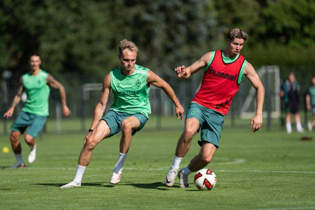 11.08.2026, GER Deutschland, Fussball, Saison 2026 2027, Trainingslager Werder Bremen, Tag 2. des Trainingslagers von SV Werder Bremen in Harsewinkel-Marienfeld, 2. Trainingseinheit des Tages Zweikampf zwischen Cedric Itten (SV Werder Bremen, 26) und Amos Pieper (SV Werder Bremen, 5) Harsewinkel-Marienfeld Hotel-Residence Klosterpforte Nordrhein-Westfalen (NRW) Deutschland *** August 11, 2026, GER Germany, Soccer, 2026–2027 Season, Werder Bremen Training Camp, Day 2 of SV Werder Bremen’s training camp in Harsewinkel Marienfeld, 2nd training session of the day: a tackle between Cedric Itten (SV Werder Bremen, 26) and Amos Pieper (SV Werder Bremen, 5) in Harsewinkel-Marienfeld at the Hotel Residence Klosterpforte, North Rhine-Westphalia (NRW), Germany Copyright: xnordphotoxGmbHx xChristianxSchulzex