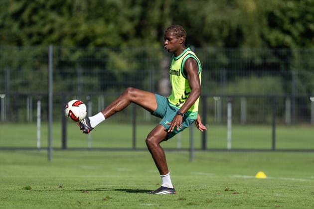 11.08.2026, GER Deutschland, Fussball, Saison 2026 2027, Trainingslager Werder Bremen, Tag 2. des Trainingslagers von SV Werder Bremen in Harsewinkel-Marienfeld, 2. Trainingseinheit des Tages Skelly Alvero (SV Werder Bremen, 28) Einzelaktion; Ganzkörper Ganzkoerper ; Ball am Fuss; Harsewinkel-Marienfeld Hotel-Residence Klosterpforte Nordrhein-Westfalen (NRW) Deutschland *** August 11, 2026, GER Germany, Soccer, 2026–2027 Season, Werder Bremen Training Camp, Day 2 of SV Werder Bremen’s training camp in Harsewinkel Marienfeld, 2nd training session of the day: Skelly Alvero, SV Werder Bremen; 28 individual drills, full-body, ball at his feet, Harsewinkel Marienfeld, Hotel Residence Klosterpforte, North Rhine-Westphalia (NRW), Germany Copyright: xnordphotoxGmbHx xChristianxSchulzex