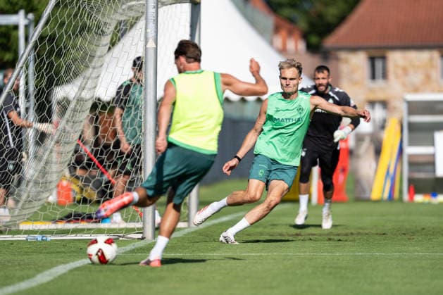 11.08.2026, GER Deutschland, Fussball, Saison 2026 2027, Trainingslager Werder Bremen, Tag 2. des Trainingslagers von SV Werder Bremen in Harsewinkel-Marienfeld, 2. Trainingseinheit des Tages Olivier Deman (SV Werder Bremen, 2) und Amos Pieper (SV Werder Bremen, 5) Harsewinkel-Marienfeld Hotel-Residence Klosterpforte Nordrhein-Westfalen (NRW) Deutschland *** August 11, 2026, GER Germany, Soccer, 2026–2027 Season, Werder Bremen Training Camp, Day 2 of SV Werder Bremen’s training camp in Harsewinkel Marienfeld, 2nd training session of the day: Olivier Deman (SV Werder Bremen, 2) and Amos Pieper (SV Werder Bremen, 5), Harsewinkel Marienfeld Hotel Residence Klosterpforte, North Rhine-Westphalia (NRW), Germany Copyright: xnordphotoxGmbHx xChristianxSchulzex