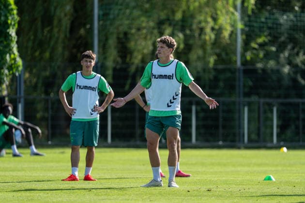 11.08.2026, GER Deutschland, Fussball, Saison 2026 2027, Trainingslager Werder Bremen, Tag 2. des Trainingslagers von SV Werder Bremen in Harsewinkel-Marienfeld, 2. Trainingseinheit des Tages Jens Stage (SV Werder Bremen, 6) regt sich nach einem Zweikampf auf, diskutiert, beschwert sich, Gestik, Mimik, Emotionen Harsewinkel-Marienfeld Hotel-Residence Klosterpforte Nordrhein-Westfalen (NRW) Deutschland *** August 11, 2026, GER Germany, Soccer, 2026–2027 Season, Werder Bremen Training Camp, Day 2 of SV Werder Bremen’s training camp in Harsewinkel Marienfeld, 2nd training session of the day: Jens Stage, SV Werder Bremen; No. 6 gets upset after a tackle, argues, complains; gestures, facial expressions, emotions; Harsewinkel Marienfeld Hotel Residence Klosterpforte, North Rhine-Westphalia (NRW), Germany Copyright: xnordphotoxGmbHx xChristianxSchulzex