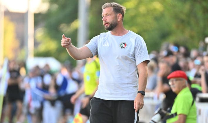 11.08.2026 - Fussball - Saison 2026 2027 - BFV - Toto-Pokal : FC Wendelstein - TSV 1860 München ( Löwen ) - - xwoxzix - Dirk Wagler (Trainer FC Wendelstein ) zeigt deutet *** August 11, 2026 Soccer Season 2026–2027 BFV Toto Cup FC Wendelstein TSV 1860 Munich Lions xwoxzix Dirk Wagler, FC Wendelstein coach, points to...