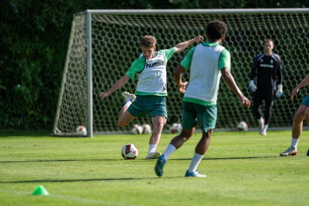 11.08.2026, GER Deutschland, Fussball, Saison 2026 2027, Trainingslager Werder Bremen, Tag 2. des Trainingslagers von SV Werder Bremen in Harsewinkel-Marienfeld, 2. Trainingseinheit des Tages Jens Stage (SV Werder Bremen, 6) Einzelaktion; Ganzkörper Ganzkoerper ; Ball am Fuss; Harsewinkel-Marienfeld Hotel-Residence Klosterpforte Nordrhein-Westfalen (NRW) Deutschland *** August 11, 2026, GER Germany, Soccer, 2026–2027 Season, Werder Bremen Training Camp, Day 2 of SV Werder Bremen’s training camp in Harsewinkel Marienfeld, 2nd training session of the day: Jens Stage, SV Werder Bremen, 6 individual drills—full-body, ball at the feet—Harsewinkel Marienfeld, Hotel Residence Klosterpforte, North Rhine-Westphalia (NRW), Germany Copyright: xnordphotoxGmbHx xChristianxSchulzex