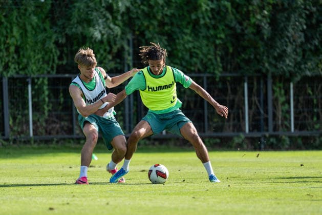 11.08.2026, GER Deutschland, Fussball, Saison 2026 2027, Trainingslager Werder Bremen, Tag 2. des Trainingslagers von SV Werder Bremen in Harsewinkel-Marienfeld, 2. Trainingseinheit des Tages Kenny Queta (SV Werder Bremen, 19) im Zweikampf Harsewinkel-Marienfeld Hotel-Residence Klosterpforte Nordrhein-Westfalen (NRW) Deutschland *** August 11, 2026, GER Germany, Soccer, 2026–2027 Season, Werder Bremen Training Camp, Day 2 of SV Werder Bremen’s training camp in Harsewinkel Marienfeld, 2nd training session of the day: Kenny Queta (SV Werder Bremen), age 19, in a tackle; Harsewinkel Marienfeld Hotel Residence Klosterpforte, North Rhine-Westphalia (NRW), Germany Copyright: xnordphotoxGmbHx xChristianxSchulzex