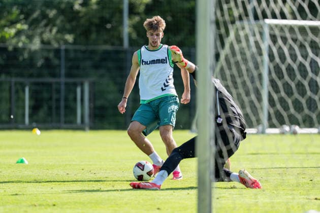 11.08.2026, GER Deutschland, Fussball, Saison 2026 2027, Trainingslager Werder Bremen, Tag 2. des Trainingslagers von SV Werder Bremen in Harsewinkel-Marienfeld, 2. Trainingseinheit des Tages Mick Schmetgens (SV Werder Bremen, 33) Einzelaktion; Ganzkörper Ganzkoerper ; Ball am Fuss; Harsewinkel-Marienfeld Hotel-Residence Klosterpforte Nordrhein-Westfalen (NRW) Deutschland *** August 11, 2026, GER Germany, Soccer, 2026–2027 Season, Werder Bremen Training Camp, Day 2 of SV Werder Bremen’s training camp in Harsewinkel Marienfeld, 2nd training session of the day for Mick Schmetgen’s SV Werder Bremen, 33 individual drills, full-body, ball at his feet, Harsewinkel Marienfeld, Hotel Residence Klosterpforte, North Rhine-Westphalia (NRW), Germany Copyright: xnordphotoxGmbHx xChristianxSchulzex