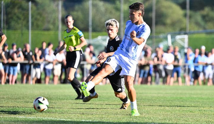 11.08.2026 - Fussball - Saison 2026 2027 - BFV - Toto-Pokal : FC Wendelstein - TSV 1860 München ( Löwen ) - - xwoxzix - Loris Husic (22, TSV 1860 München ) vor Joschua Baran (14, FC Wendelstein ) *** August 11, 2026 Soccer Season 2026–2027 BFV Toto Cup FC Wendelstein TSV 1860 Munich Lions xwoxzix Loris Husic 22, TSV 1860 Munich ahead of Joschua Baran 14, FC Wendelstein