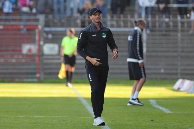 11.08.26, GER, Regionalliga Nord, Fussball, 1. Spieltag, Saison 2026 2027, Dietmar-Scholze-Stadion an der Lohmuehle, VfB Lübeck vs VfB Oldenburg Coachingzone Seitenlinie Trainerbereich Technische Zone. Trainer Kevin Rodewald (VfB Luebeck) Foto nordphoto GmbH Tauchnitz Luebeck Dietmar-Scholze-Stadion an der Lohmuehle SH Germany *** August 26, 2026, GER, Regionalliga Nord, Soccer, Matchday 1, 2026–2027 Season, Dietmar Scholze Stadium at the Lohmühle, VfB Lübeck vs. VfB Oldenburg Coaching Zone, Sideline, Coaches’ Area, Technical Zone, Coach Kevin Rodewald, VfB Lübeck, Photo: nordphoto GmbH, Tauchnitz, Lübeck, Dietmar Scholze Stadium at the Lohmühle, SH, Germany Copyright: xnordphotoxGmbHx xTauchnitzx