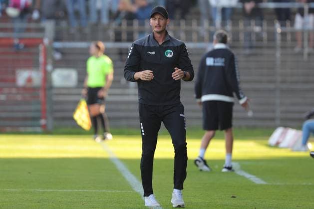 11.08.26, GER, Regionalliga Nord, Fussball, 1. Spieltag, Saison 2026 2027, Dietmar-Scholze-Stadion an der Lohmuehle, VfB Lübeck vs VfB Oldenburg Coachingzone Seitenlinie Trainerbereich Technische Zone. Trainer Kevin Rodewald (VfB Luebeck) Foto nordphoto GmbH Tauchnitz Luebeck Dietmar-Scholze-Stadion an der Lohmuehle SH Germany *** August 26, 2026, GER, Regionalliga Nord, Soccer, Matchday 1, 2026–2027 Season, Dietmar Scholze Stadium at the Lohmühle, VfB Lübeck vs. VfB Oldenburg Coaching Zone, Sideline, Coaches’ Area, Technical Zone, Coach Kevin Rodewald, VfB Lübeck, Photo: nordphoto GmbH, Tauchnitz, Lübeck, Dietmar Scholze Stadium at the Lohmühle, SH, Germany Copyright: xnordphotoxGmbHx xTauchnitzx