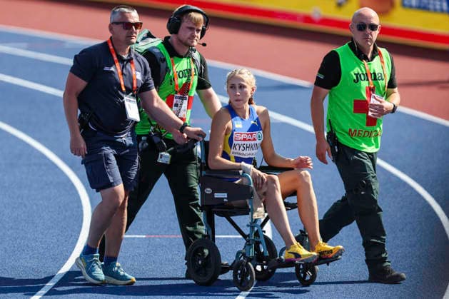 27th European Athletics Championships - Birmingham 2026: Day Two Ukraine s Alina Kyshkina is wheeled off the field of play injured following semi-final 2 of the Women s 400m hurdles during Day Two of the 2026 European Athletics Championships at the Alexander Stadium, Perry Bar, Birmingham in England. Perry Bar Birmingham United Kingdom  Copyright: xMIxNewsx originalFilename:fletcher-european260811_npEaZ.jpg