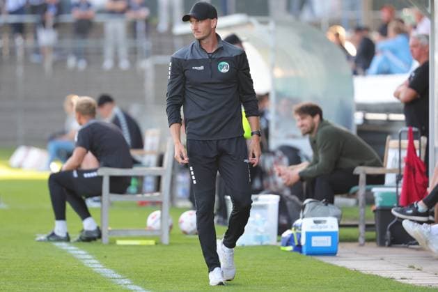 11.08.26, GER, Regionalliga Nord, Fussball, 1. Spieltag, Saison 2026 2027, Dietmar-Scholze-Stadion an der Lohmuehle, VfB Lübeck vs VfB Oldenburg Coachingzone Seitenlinie Trainerbereich Technische Zone. Trainer Kevin Rodewald (VfB Luebeck) Foto nordphoto GmbH Tauchnitz Luebeck Dietmar-Scholze-Stadion an der Lohmuehle SH Germany *** August 26, 2026, GER, Regionalliga Nord, Soccer, Matchday 1, 2026–2027 Season, Dietmar Scholze Stadium at the Lohmühle, VfB Lübeck vs. VfB Oldenburg Coaching Zone, Sideline, Coaches’ Area, Technical Zone, Coach Kevin Rodewald, VfB Lübeck, Photo: nordphoto GmbH, Tauchnitz, Lübeck, Dietmar Scholze Stadium at the Lohmühle, SH, Germany Copyright: xnordphotoxGmbHx xTauchnitzx