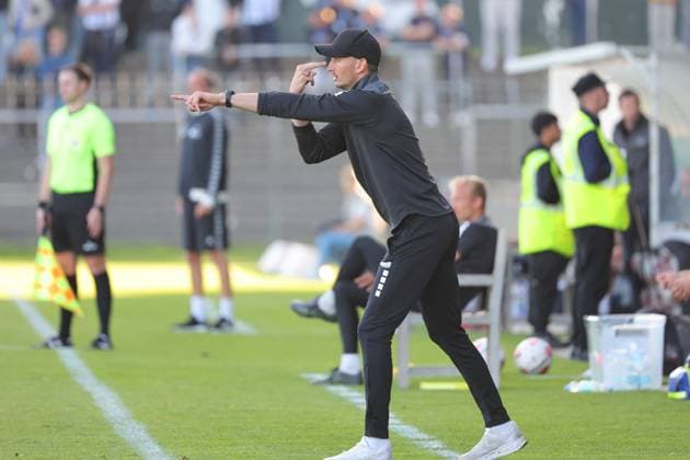 11.08.26, GER, Regionalliga Nord, Fussball, 1. Spieltag, Saison 2026 2027, Dietmar-Scholze-Stadion an der Lohmuehle, VfB Lübeck vs VfB Oldenburg Coachingzone Seitenlinie Trainerbereich Technische Zone. Trainer Kevin Rodewald (VfB Luebeck) gibt Handzeichen Foto nordphoto GmbH Tauchnitz Luebeck Dietmar-Scholze-Stadion an der Lohmuehle SH Germany *** August 26, 2026, GER, Regionalliga Nord, Soccer, Matchday 1, 2026–2027 Season, Dietmar Scholze Stadium an der Lohmuehle, VfB Lübeck vs. VfB Oldenburg Coaching Zone, Sideline, Coaches Area, Technical Zone, Coach Kevin Rodewald, VfB Lübeck gives a hand signal, Photo: nordphoto GmbH, Tauchnitz, Lübeck, Dietmar Scholze Stadium an der Lohmuehle, SH, Germany Copyright: xnordphotoxGmbHx xTauchnitzx