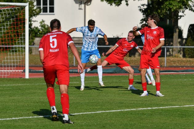 Strafraumszene mit Yannik Glessing (SV Stuttgarter Kickers, 07) und Leon Oeschger (FC Rottenburg, 13) FC Rottenburg vs. SV Stuttgarter Kickers ,Fussball, WFV-Pokal, Gruppe 3, 3. Runde, Wuerttemberg, Saison 2026 2027, 11.08.2026, FC Rottenburg vs. SV Stuttgarter Kickers ,Fussball, WFV-Pokal, Gruppe 3, 3. Runde, Wuerttemberg, Saison 2026 2027, 11.08.2026 Rottenburg am Neckar *** Penalty area play featuring Yannik Glessing of SV Stuttgarter Kickers, 07 and Leon Oeschger of FC Rottenburg, 13 FC Rottenburg vs. SV Stuttgarter Kickers, Soccer, WFV Cup, Group 3, Round 3, Württemberg, 2026–2027 Season, August 11, 2026, FC Rottenburg vs. SV Stuttgarter Kickers, Soccer, WFV Cup, Group 3, Round 3, Württemberg, 2026–2027 Season, August 11, 2026, Rottenburg am Neckar Copyright: xEibner-Pressefoto RalphxKunzex EP_RKE