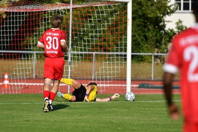 den ersten Schuss kann Julian Haefner (FC Rottenburg, 26) noch abwehren, der Nachschuss von David Stojak (SV Stuttgarter Kickers, 29) ist aber im Tor, links Maxime Ackermann (FC Rottenburg, 30) FC Rottenburg vs. SV Stuttgarter Kickers ,Fussball, WFV-Pokal, Gruppe 3, 3. Runde, Wuerttemberg, Saison 2026 2027, 11.08.2026, FC Rottenburg vs. SV Stuttgarter Kickers ,Fussball, WFV-Pokal, Gruppe 3, 3. Runde, Wuerttemberg, Saison 2026 2027, 11.08.2026 Rottenburg am Neckar *** Julian Haefner (FC Rottenburg, 26) manages to block the first shot, but the follow-up shot by David Stojak (SV Stuttgarter Kickers, 29) finds the back of the net; on the left is Maxime Ackermann (FC Rottenburg, 30). FC Rottenburg vs. SV Stuttgarter Kickers, Soccer, WFV Cup, Group 3, Round 3, Württemberg, 2026–2027 season, August 11, 2026, FC Rottenburg vs. SV Stuttgarter Kickers, soccer, WFV Cup, Group 3, Round 3, Württemberg, 2026–2027 season, August 11, 2026, Rottenburg am Neckar Copyright: xEibner-Pressefoto RalphxKunzex EP_RKE