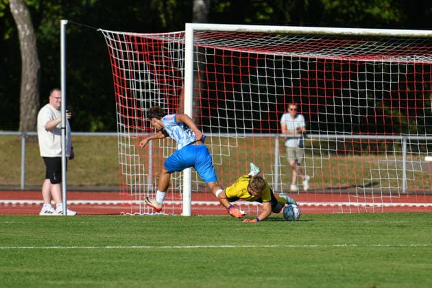 David Stojak (SV Stuttgarter Kickers, 29), Julian Haefner (FC Rottenburg, 26) kann diese Mal parieren FC Rottenburg vs. SV Stuttgarter Kickers ,Fussball, WFV-Pokal, Gruppe 3, 3. Runde, Wuerttemberg, Saison 2026 2027, 11.08.2026, FC Rottenburg vs. SV Stuttgarter Kickers ,Fussball, WFV-Pokal, Gruppe 3, 3. Runde, Wuerttemberg, Saison 2026 2027, 11.08.2026 Rottenburg am Neckar *** David Stojak, SV Stuttgarter Kickers, 29, Julian Haefner, FC Rottenburg, 26, makes the save this time. FC Rottenburg vs. SV Stuttgarter Kickers, Soccer, WFV Cup, Group 3, Round 3, Württemberg, 2026–2027 Season, August 11, 2026, FC Rottenburg vs. SV Stuttgarter Kickers, Soccer, WFV Cup, Group 3, Round 3, Württemberg, 2026–2027 Season, August 11, 2026, Rottenburg am Neckar Copyright: xEibner-Pressefoto RalphxKunzex EP_RKE