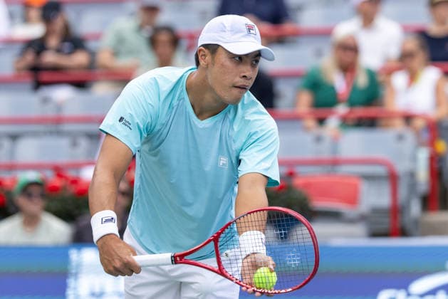 August 11, 2026, Montreal, Quebec, Canada: BRANDON NAKASHIMA (28) from USA serving in match against Luciano Darderi (19) from Italia in quarter final at Canadian Open at IGA stadium in Montreal, Quebec, Canada on 2026-08-11 TENNIS: Canadian Open Montreal 2026  - ZUMAl189 20260811_zsp_l189_006 Copyright: xYannickxLegarex