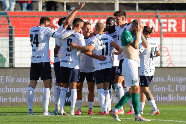 11.08.26, GER, Regionalliga Nord, Fussball, 1. Spieltag, Saison 2026 2027, Dietmar-Scholze-Stadion an der Lohmuehle, VfB Lübeck vs VfB Oldenburg Torjubel Jubel. Torschütze Torschuetze Nico Knystock (VfB Oldenburg 44) jubelt ueber das Tor zum 0:1 Foto nordphoto GmbH Tauchnitz Luebeck Dietmar-Scholze-Stadion an der Lohmuehle SH Germany *** August 26, 2026, GER, Regionalliga Nord, Soccer, Matchday 1, 2026–2027 Season, Dietmar Scholze Stadium at the Lohmühle, VfB Lübeck vs. VfB Oldenburg Goal celebration Cheering Goal scorer(s) Nico Knystock of VfB Oldenburg (44) celebrates the goal that made it 0–1 Photo: nordphoto GmbH, Tauchnitz, Lübeck, Dietmar Scholze Stadium an der Lohmuehle, SH, Germany Copyright: xnordphotoxGmbHx xTauchnitzx