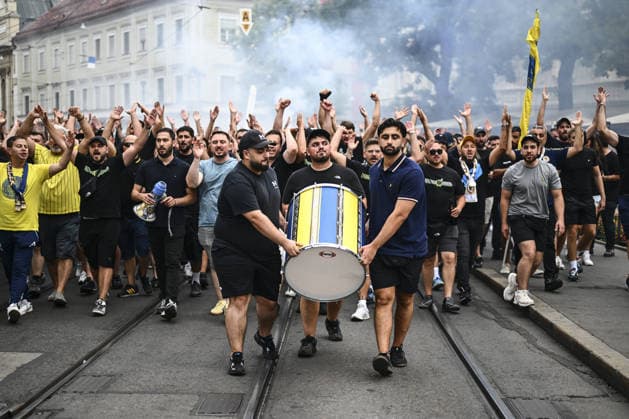 Fenerbahce fans march towards Liebenau Stadium ahead of Sturm Graz clash GRAZ, AUSTRIA - AUGUST 11: Fenerbahce fans march in a cortege towards Liebenau Stadium ahead of the UEFA Champions League third qualifying round second-leg match between Sturm Graz and Fenerbahce in Graz, Austria on August 11, 2026. Agit Erdi Ulukaya Anadolu Graz Austria. Editorial use only. Please get in touch for any other usage.  Copyright: x2026xAnadoluxAgitxErdixUlukayax