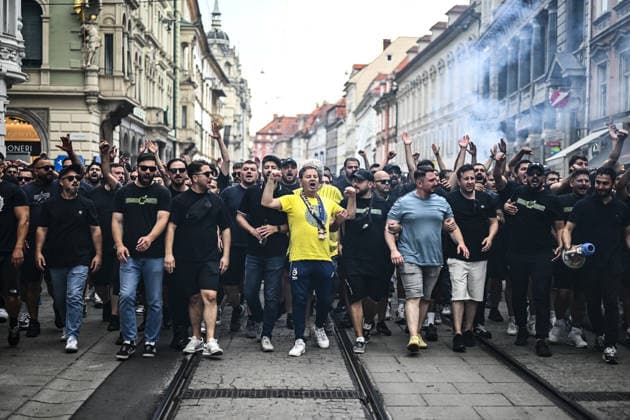 Fenerbahce fans march towards Liebenau Stadium ahead of Sturm Graz clash GRAZ, AUSTRIA - AUGUST 11: Fenerbahce fans march in a cortege towards Liebenau Stadium ahead of the UEFA Champions League third qualifying round second-leg match between Sturm Graz and Fenerbahce in Graz, Austria on August 11, 2026. Agit Erdi Ulukaya Anadolu Graz Austria. Editorial use only. Please get in touch for any other usage.  Copyright: x2026xAnadoluxAgitxErdixUlukayax