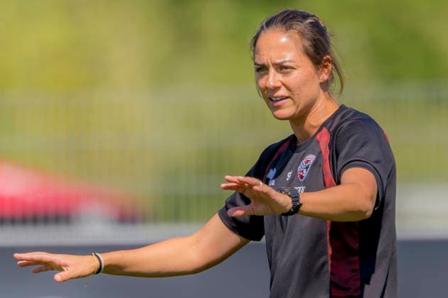 Ingolstadt, Deutschland 11. August 2026: 3. Liga - 2026 2027 - FC Ingolstadt 04 - Training Im Bild: Trainerin Sabrina Wittmann (FCI) gestikuliert auf dem Spielfeld. Trainingsgelände Audi Sportpark Bayern *** Ingolstadt, Germany, August 11, 2026; 3rd Division 2026–2027; FC Ingolstadt 04 Training; Pictured: FCI Coach Sabrina Wittmann gesturing on the field at the Audi Sportpark Bayern training facility Copyright: xFotostandx xSchäferx