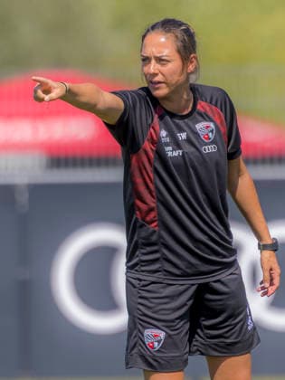 Ingolstadt, Deutschland 11. August 2026: 3. Liga - 2026 2027 - FC Ingolstadt 04 - Training Im Bild: Trainerin Sabrina Wittmann (FCI) gestikuliert auf dem Spielfeld. Trainingsgelände Audi Sportpark Bayern *** Ingolstadt, Germany, August 11, 2026; 3rd Division 2026–2027; FC Ingolstadt 04 Training; Pictured: FCI Coach Sabrina Wittmann gesturing on the field at the Audi Sportpark Bayern training facility Copyright: xFotostandx xSchäferx