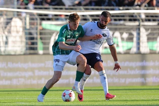 11.08.26, GER, Regionalliga Nord, Fussball, 1. Spieltag, Saison 2026 2027, Dietmar-Scholze-Stadion an der Lohmuehle, VfB Lübeck vs VfB Oldenburg Bjarne Pfundheller (VfB Luebeck 06) im Zweikampf gegen Drilon Demaj (VfB Oldenburg 09) Foto nordphoto GmbH Tauchnitz Luebeck Dietmar-Scholze-Stadion an der Lohmuehle SH Germany *** August 26, 2026, GER, Regionalliga Nord, Soccer, Matchday 1, 2026–2027 Season, Dietmar Scholze Stadium at the Lohmühle, VfB Lübeck vs. VfB Oldenburg Bjarne Pfundheller of VfB Lübeck 06 in a tackle against Drilon Demaj of VfB Oldenburg 09 Photo: nordphoto GmbH Tauchnitz, Lübeck, Dietmar Scholze Stadium an der Lohmuehle, SH, Germany Copyright: xnordphotoxGmbHx xTauchnitzx