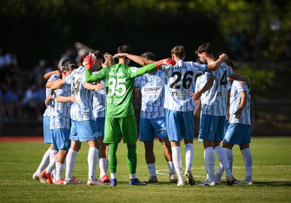 Fussball WFV Pokal 2026 2027 3. Runde 11.08.2026 FC Rottenburg - SV Stuttgarter Kickers Teamkreis SV Stuttgarter Kickers vor dem Spiel *** Soccer WFV Cup 2026–2027, Round 3, August 11, 2026: FC Rottenburg vs. SV Stuttgarter Kickers; the SV Stuttgarter Kickers squad before the game